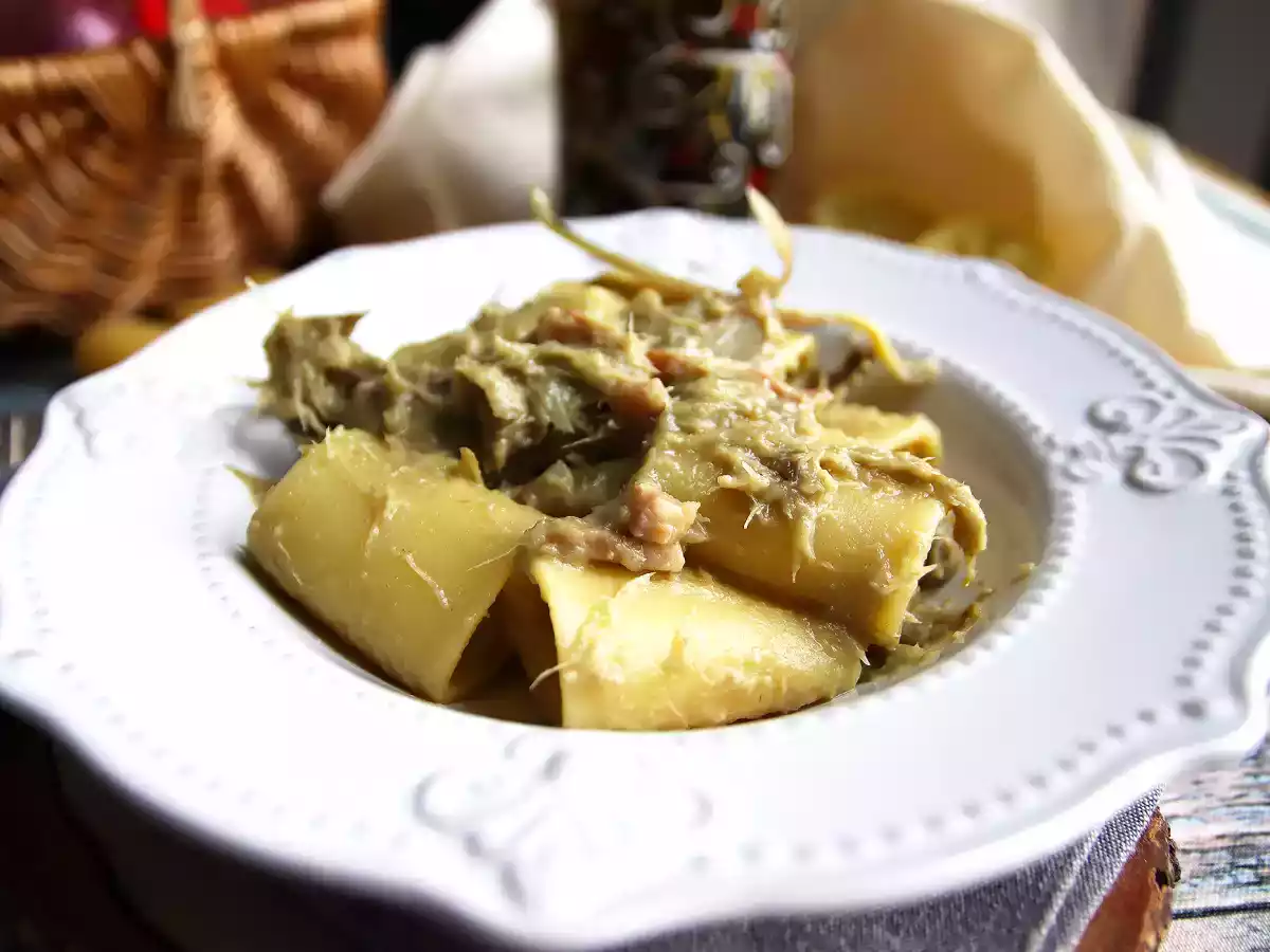 Pasta artisokkien ja pekonin kera, maukas ja helposti valmistettava ensimmäinen ruokalaji.