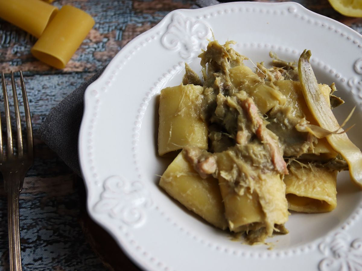 Pasta artisokkien ja pekonin kera, maukas ja helposti valmistettava ensimmäinen ruokalaji. - kuva 2