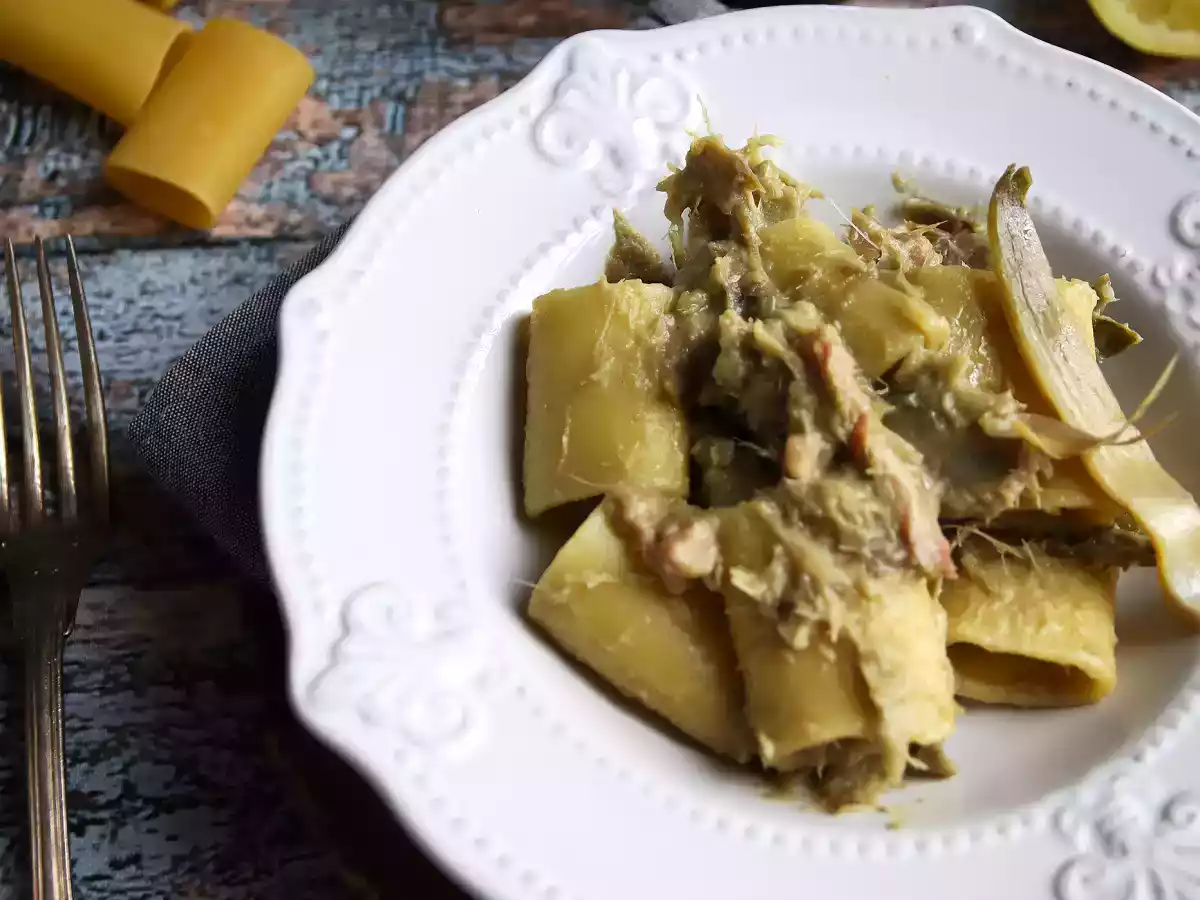 Pasta artisokkien ja pekonin kera, maukas ja helposti valmistettava ensimmäinen ruokalaji. - kuva 2