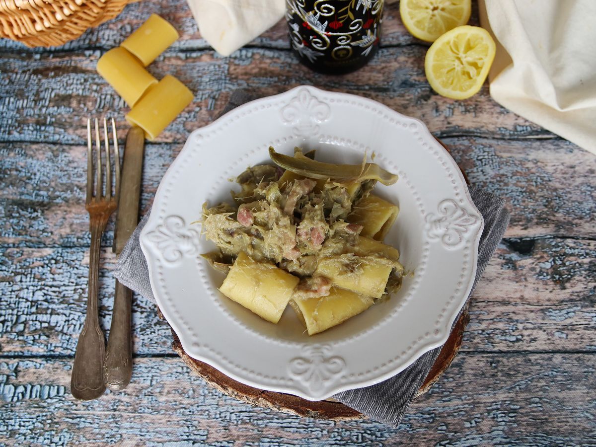 Pasta artisokkien ja pekonin kera, maukas ja helposti valmistettava ensimmäinen ruokalaji. - kuva 3
