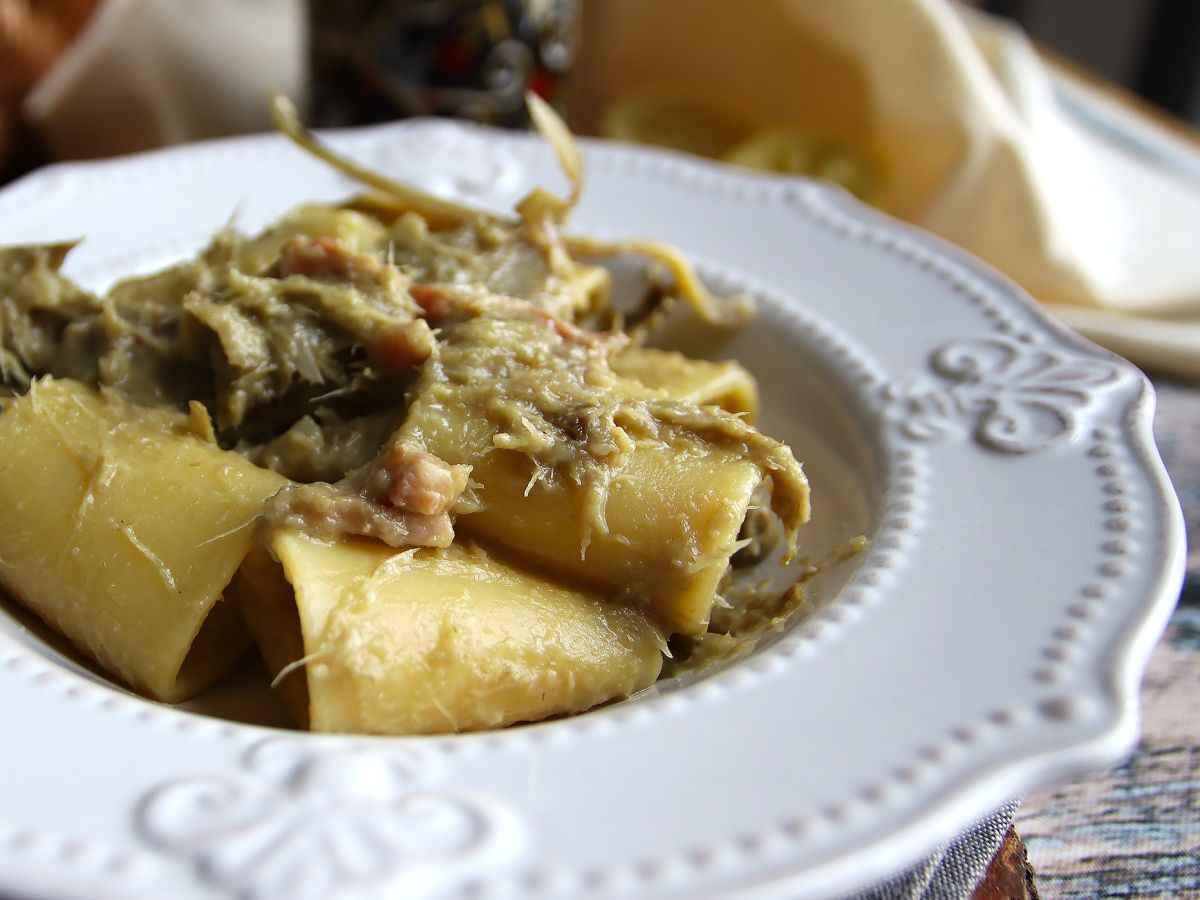 Pasta artisokkien ja pekonin kera, maukas ja helposti valmistettava ensimmäinen ruokalaji. - kuva 4