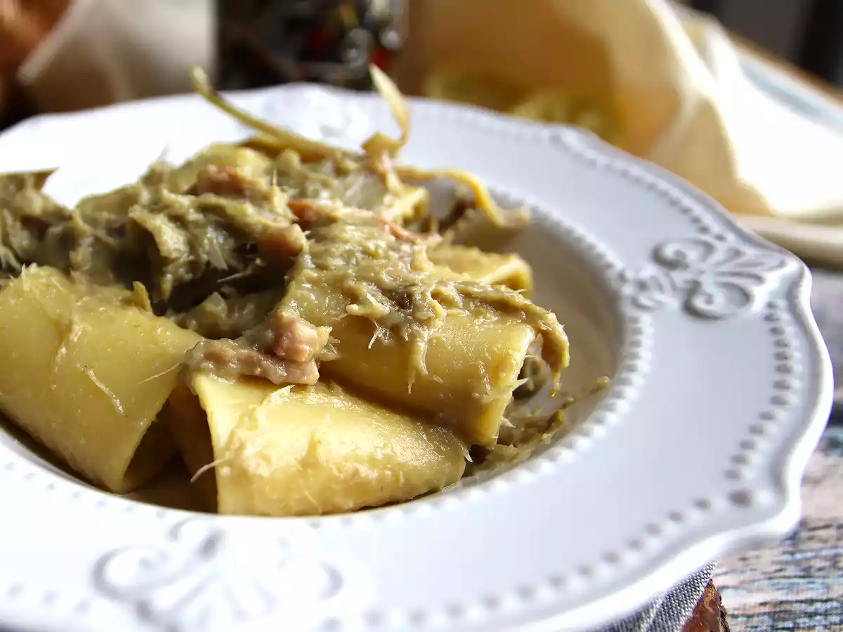 Pasta artisokkien ja pekonin kera, maukas ja helposti valmistettava ensimmäinen ruokalaji. - kuva 4