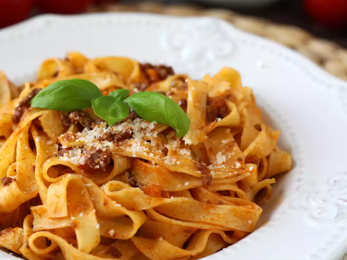 Pasta bolognese-kastikkeella - tagliatelle al ragù alla bolognese (tagliatelle al ragù alla bolognese)