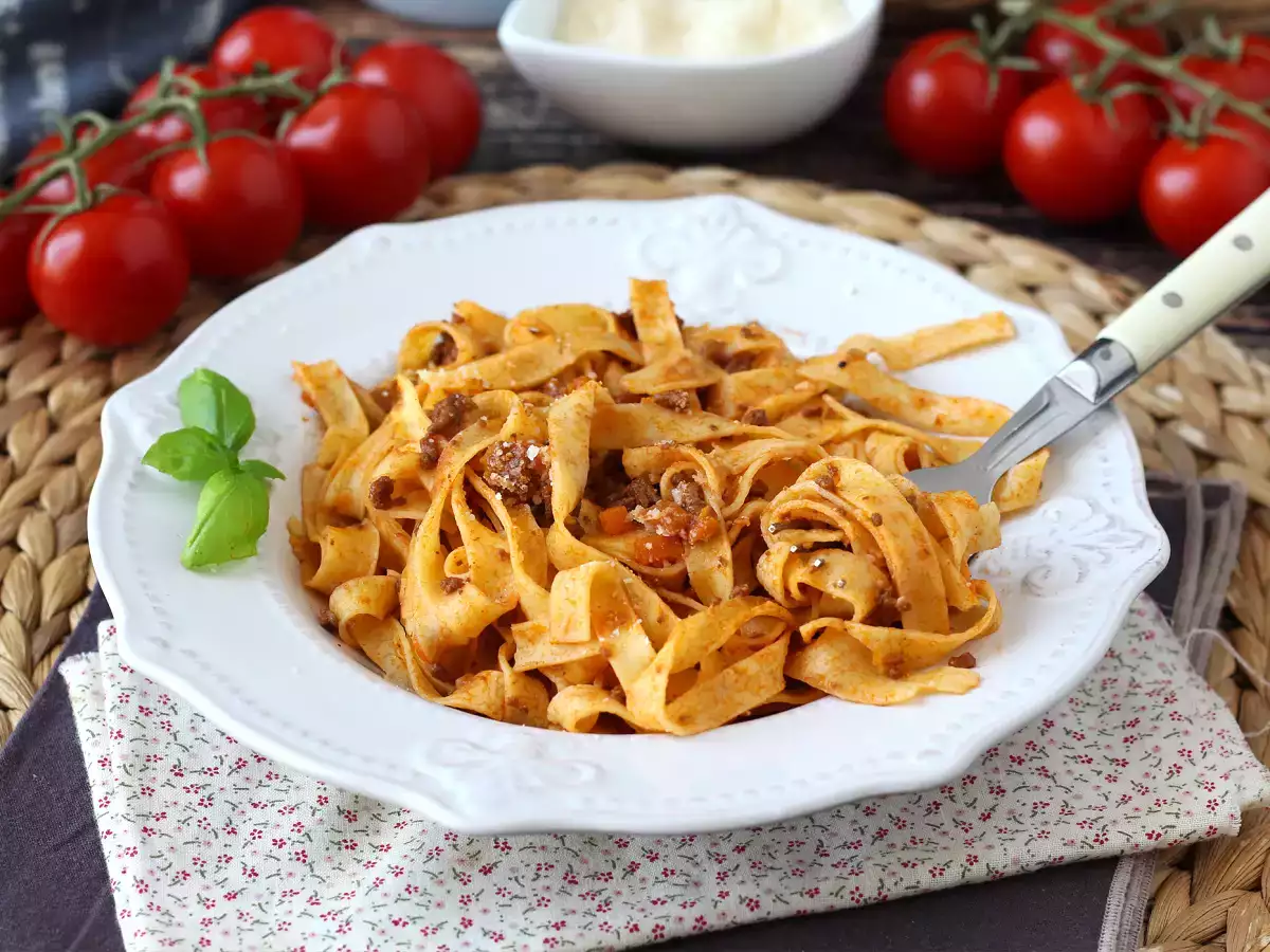 Pasta bolognese-kastikkeella - tagliatelle al ragù alla bolognese (tagliatelle al ragù alla bolognese) - kuva 2