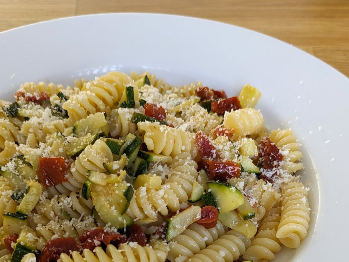 Pasta kesäkurpitsan ja aurinkokuivattujen tomaattien kanssa: nopea ja maukas ensimmäinen ruokalaji!