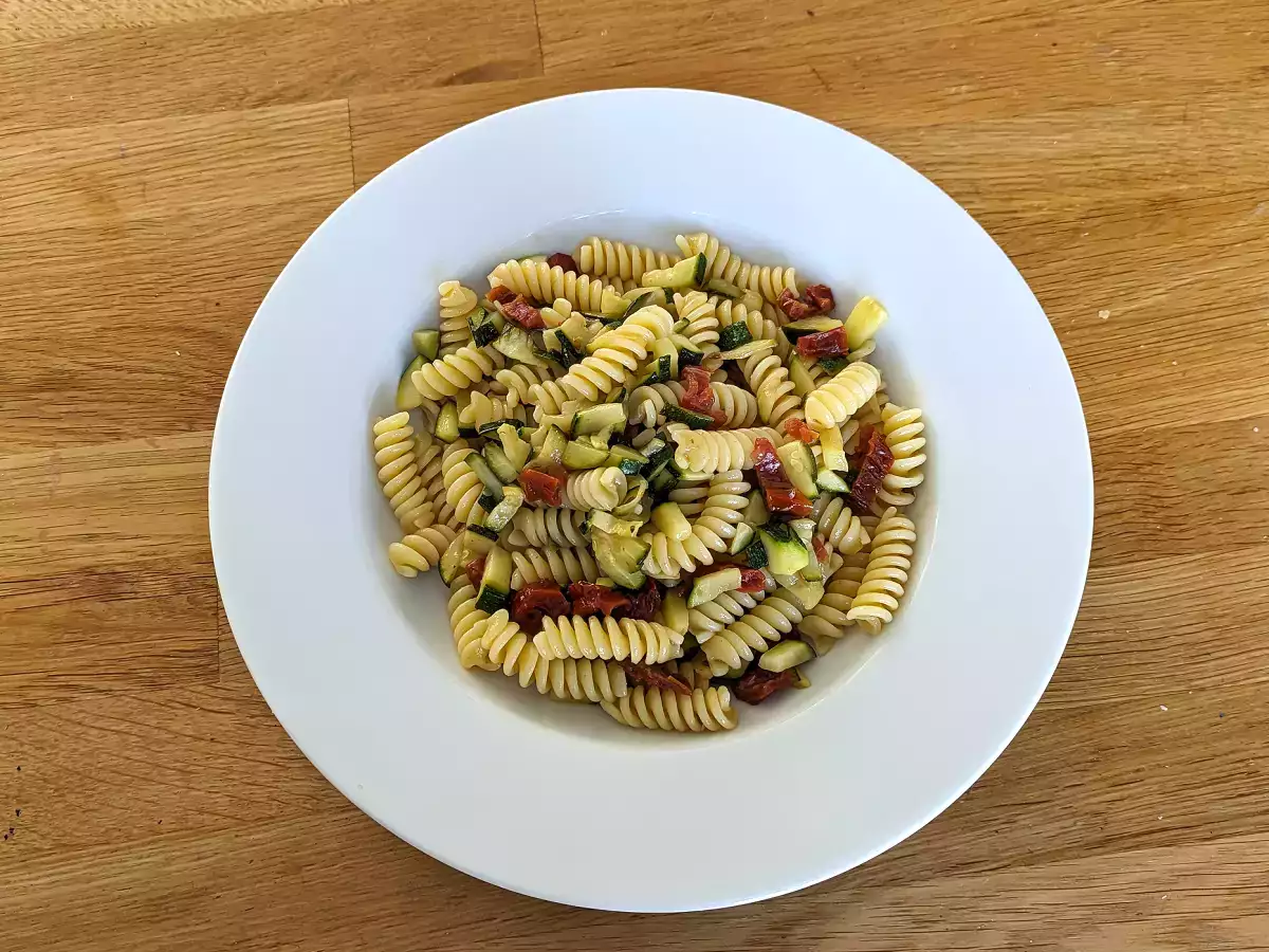 Pasta kesäkurpitsan ja aurinkokuivattujen tomaattien kanssa: nopea ja maukas ensimmäinen ruokalaji! - kuva 2