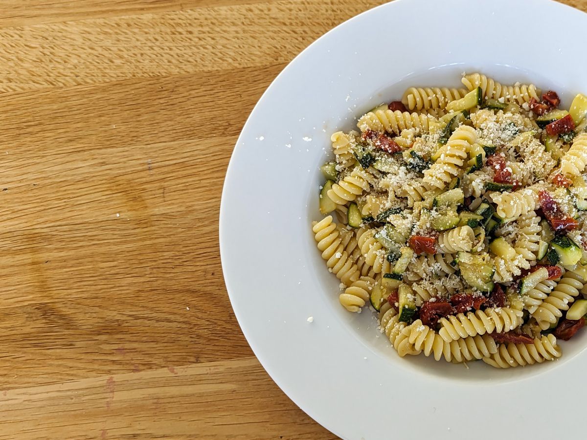 Pasta kesäkurpitsan ja aurinkokuivattujen tomaattien kanssa: nopea ja maukas ensimmäinen ruokalaji! - kuva 3
