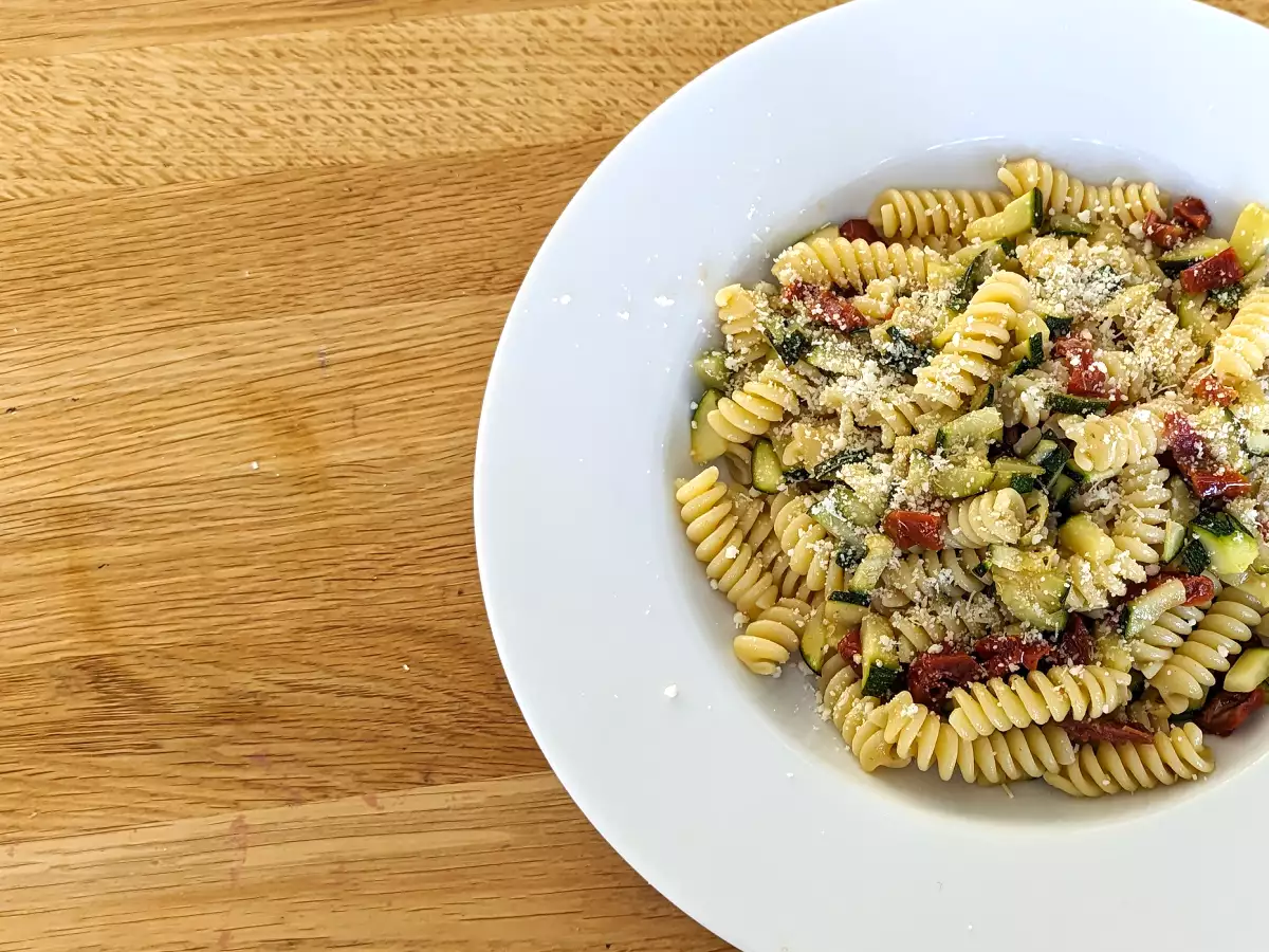 Pasta kesäkurpitsan ja aurinkokuivattujen tomaattien kanssa: nopea ja maukas ensimmäinen ruokalaji! - kuva 3