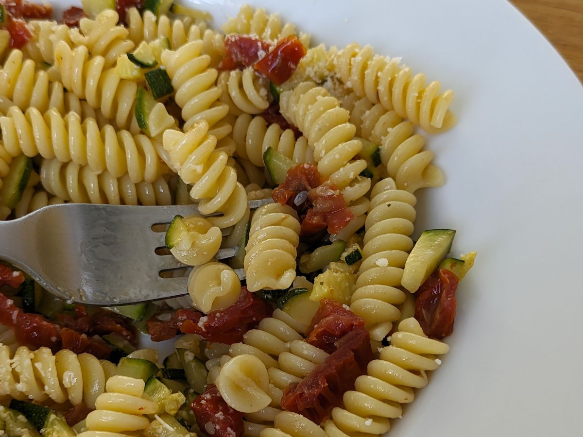 Pasta kesäkurpitsan ja aurinkokuivattujen tomaattien kanssa: nopea ja maukas ensimmäinen ruokalaji! - kuva 4