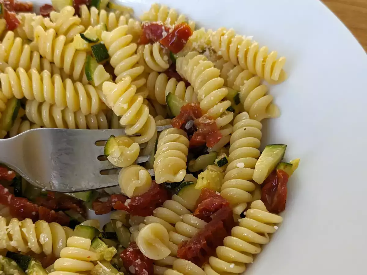 Pasta kesäkurpitsan ja aurinkokuivattujen tomaattien kanssa: nopea ja maukas ensimmäinen ruokalaji! - kuva 4