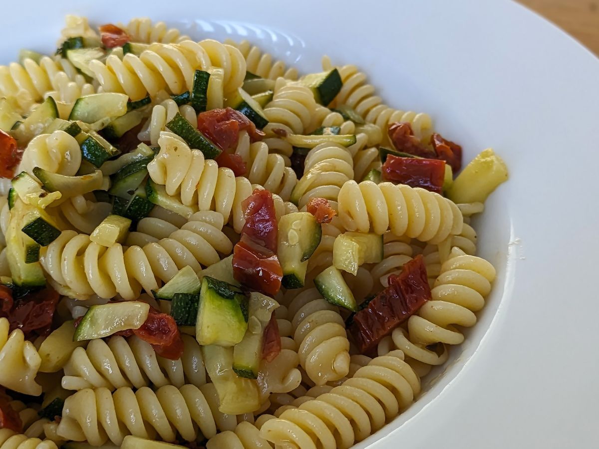 Pasta kesäkurpitsan ja aurinkokuivattujen tomaattien kanssa: nopea ja maukas ensimmäinen ruokalaji! - kuva 5