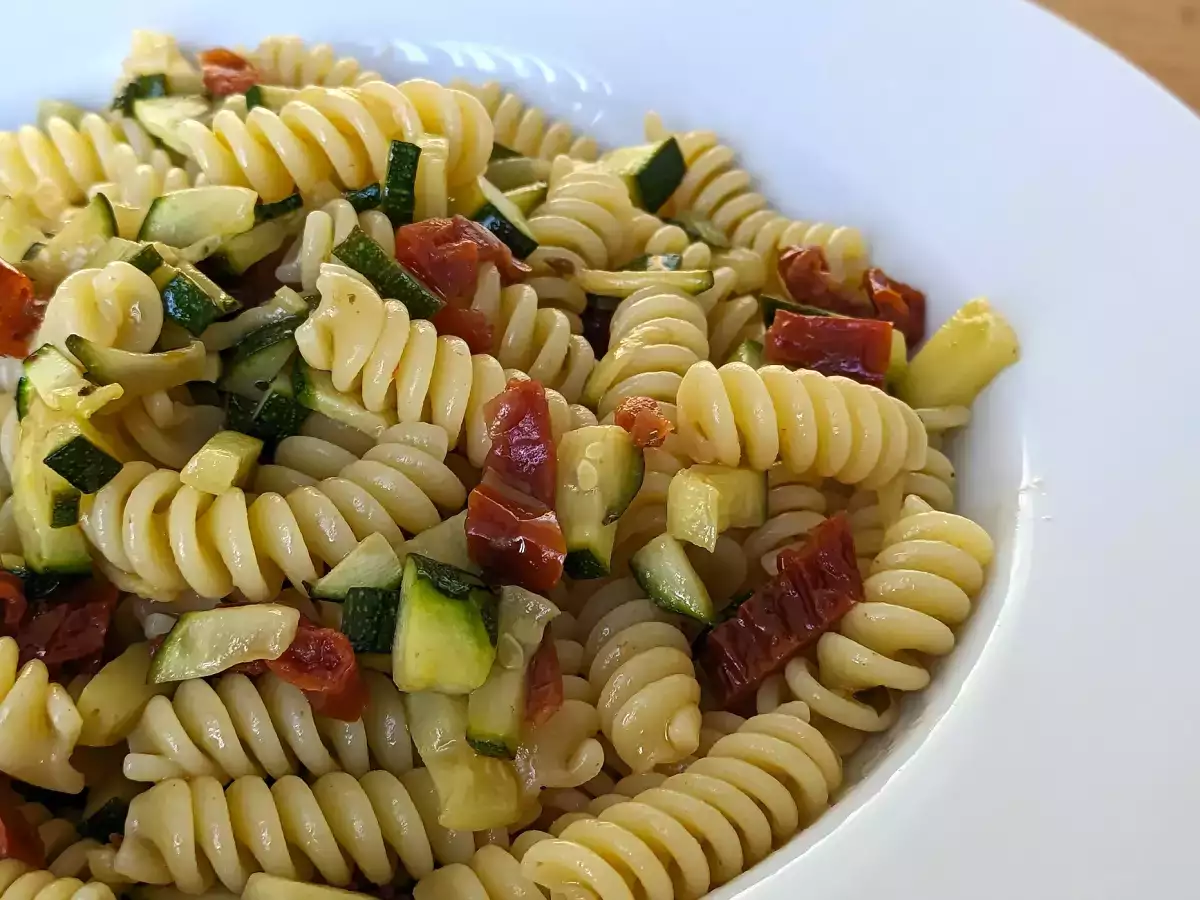 Pasta kesäkurpitsan ja aurinkokuivattujen tomaattien kanssa: nopea ja maukas ensimmäinen ruokalaji! - kuva 5