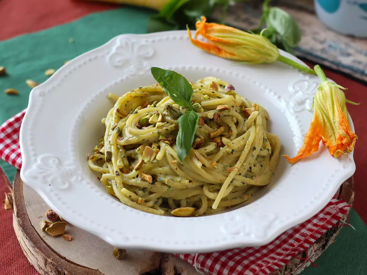 Pasta kesäkurpitsankukilla, ricottajuustolla ja pistaasipähkinöillä