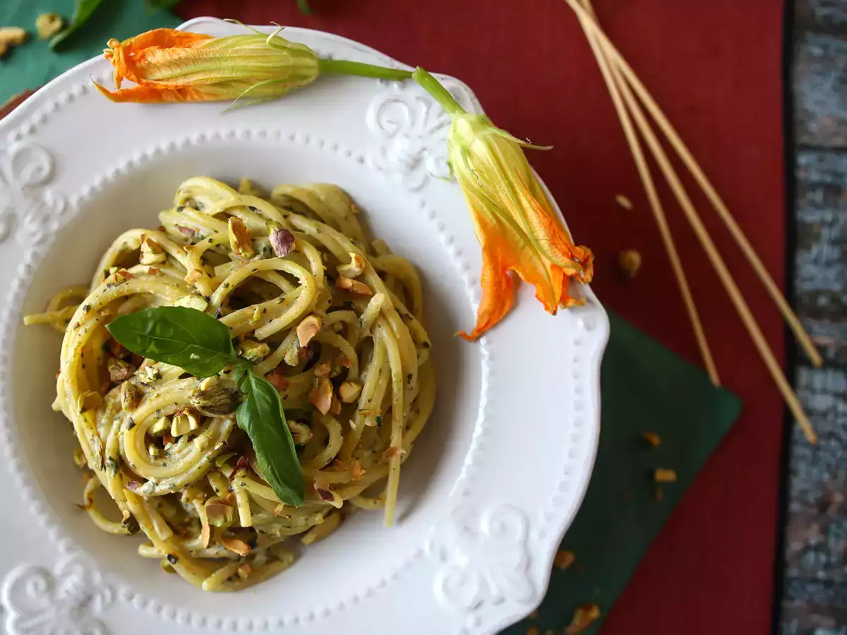 Pasta kesäkurpitsankukilla, ricottajuustolla ja pistaasipähkinöillä - kuva 2