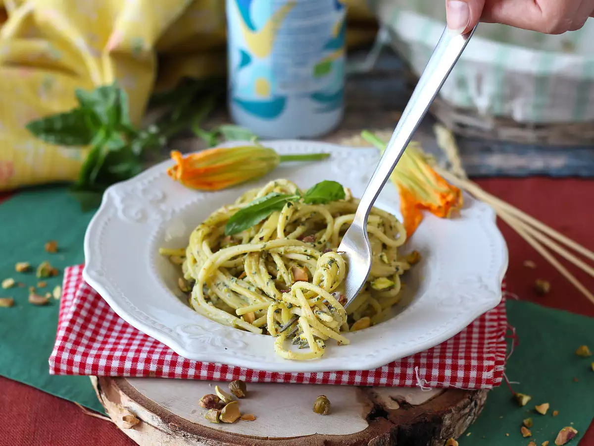 Pasta kesäkurpitsankukilla, ricottajuustolla ja pistaasipähkinöillä - kuva 4