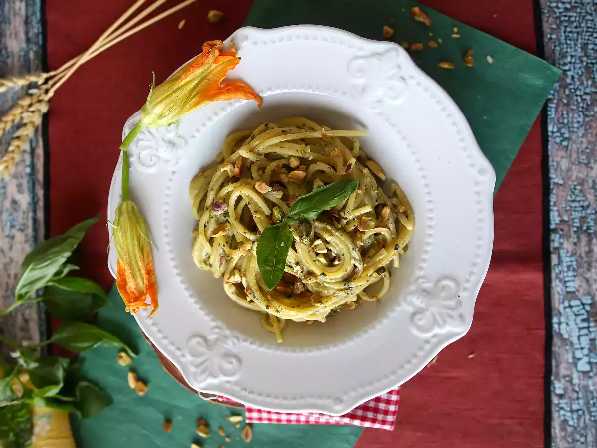 Pasta kesäkurpitsankukilla, ricottajuustolla ja pistaasipähkinöillä - kuva 5