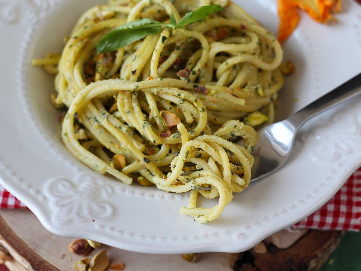 Pasta kesäkurpitsankukkien, ricotan ja pistaasipähkinöiden kera - kuva 3