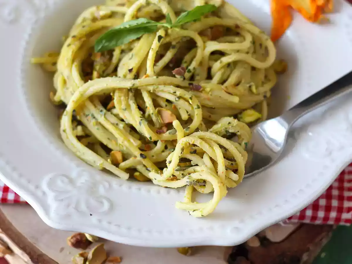 Pasta kesäkurpitsankukkien, ricotan ja pistaasipähkinöiden kera - kuva 3
