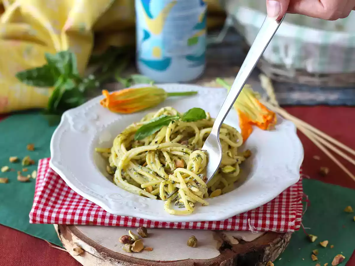 Pasta kesäkurpitsankukkien, ricotan ja pistaasipähkinöiden kera - kuva 4