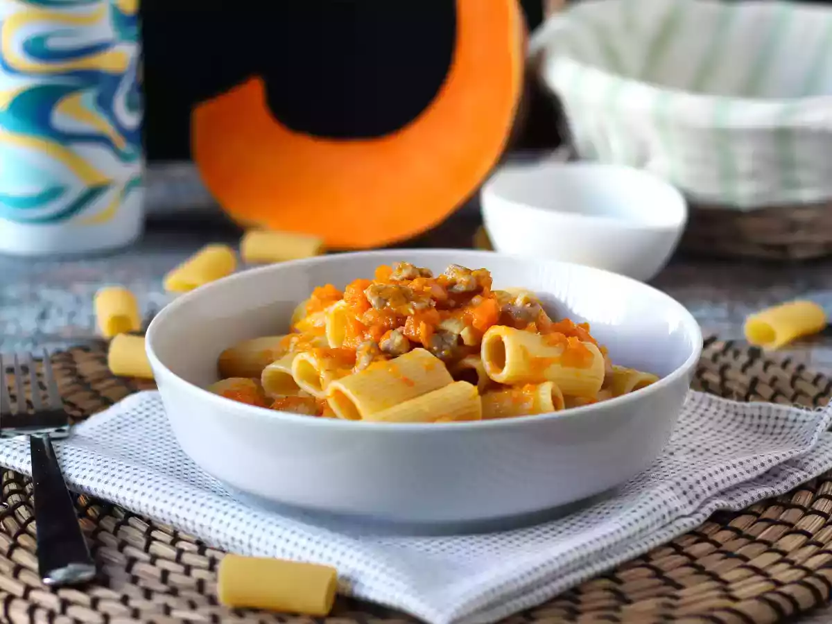 Pasta kurpitsan ja makkaran kanssa
