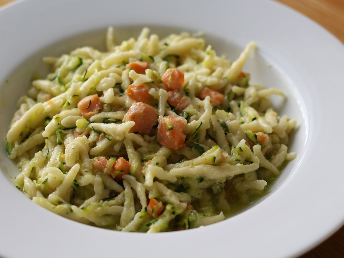 Pasta lohen ja kesäkurpitsojen kanssa