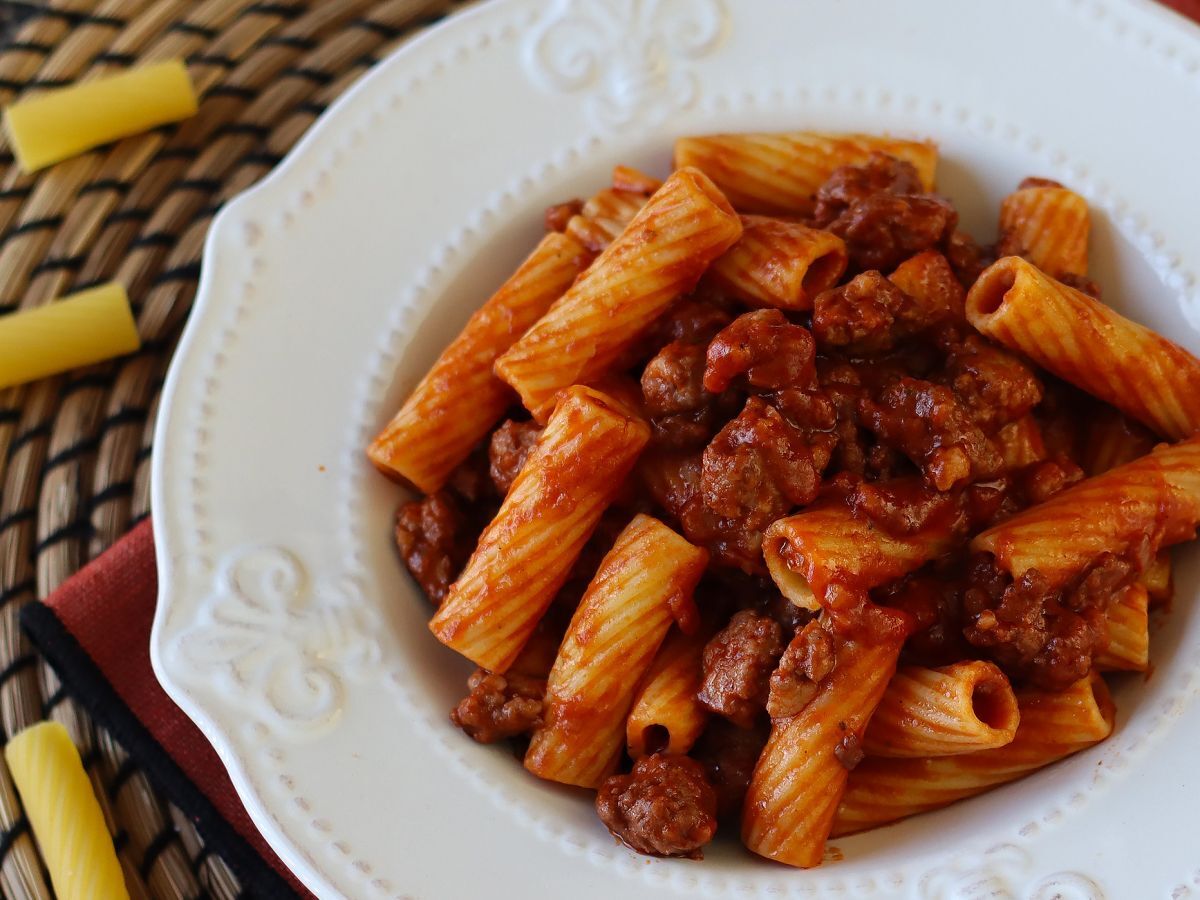 Pasta makkarakastikkeella: yksinkertainen ruokalaji, jossa on voimakas maku