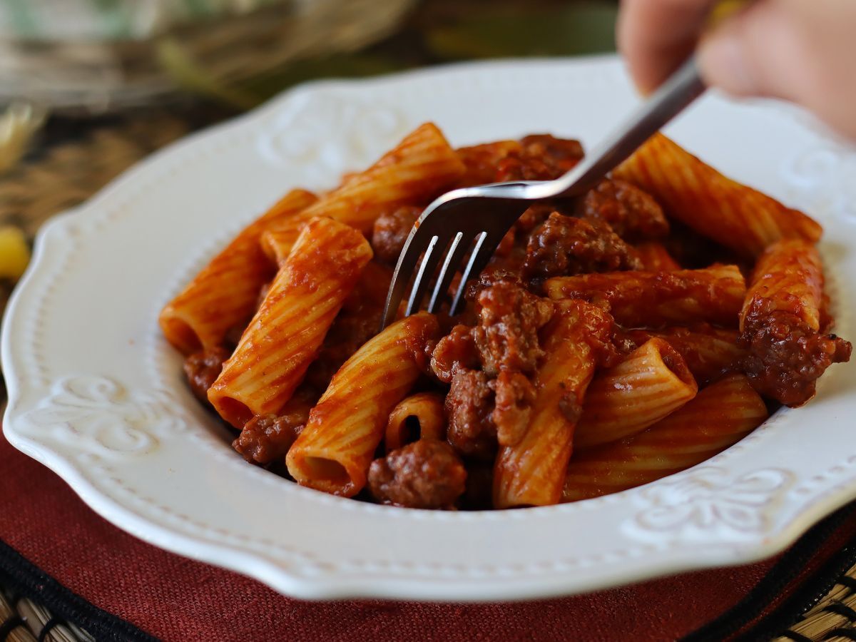 Pasta makkarakastikkeella: yksinkertainen ruokalaji, jossa on voimakas maku - kuva 3