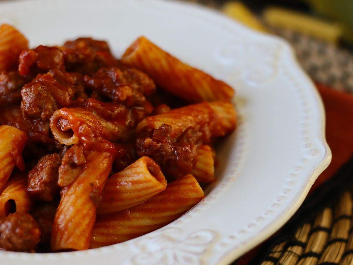 Pasta makkarakastikkeella: yksinkertainen ruokalaji, jossa on voimakas maku - kuva 4