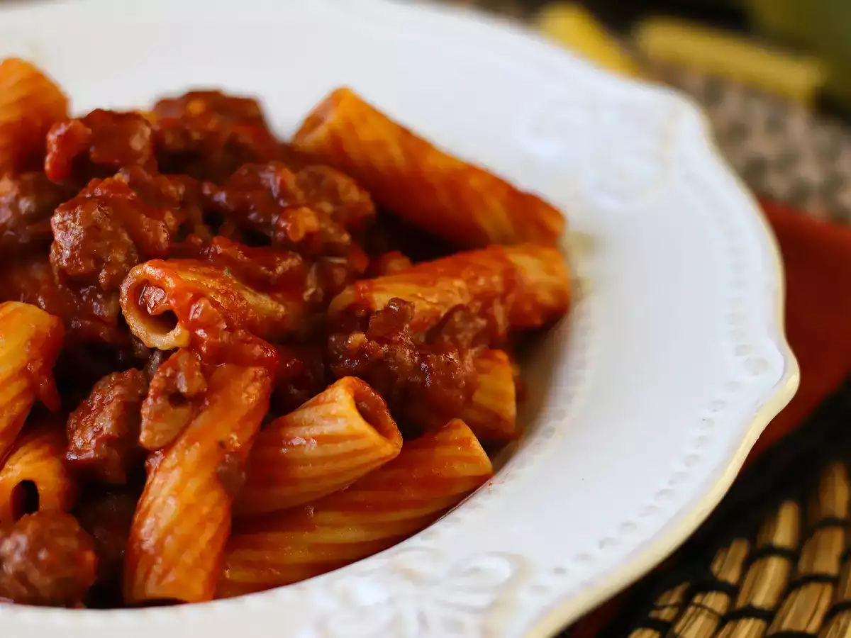 Pasta makkarakastikkeella: yksinkertainen ruokalaji, jossa on voimakas maku - kuva 4