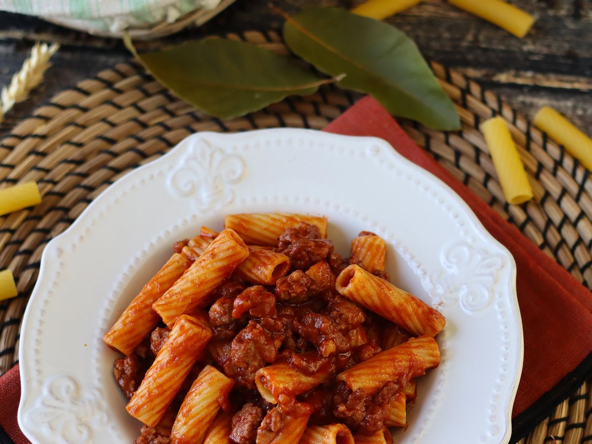 Pasta makkarakastikkeella: yksinkertainen ruokalaji, jossa on voimakas maku - kuva 6