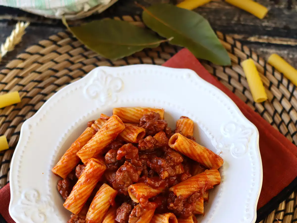 Pasta makkarakastikkeella: yksinkertainen ruokalaji, jossa on voimakas maku - kuva 6