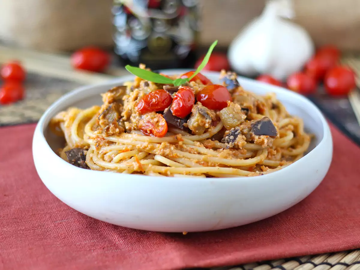 Pasta munakoisokermalla ja kirsikkatomaateilla: yksinkertainen ja maukas resepti