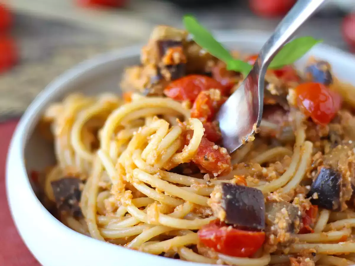 Pasta munakoisokermalla ja kirsikkatomaateilla: yksinkertainen ja maukas resepti - kuva 2