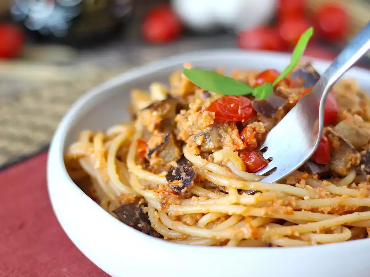 Pasta munakoisokermalla ja kirsikkatomaateilla: yksinkertainen ja maukas resepti - kuva 3
