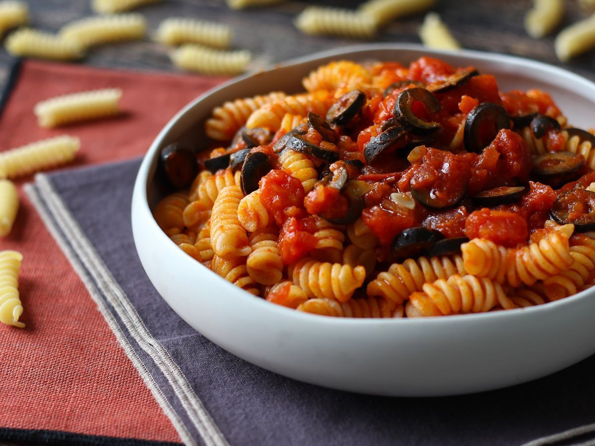 Pasta oliivikastikkeella: edullinen, maukas ja helppo valmistaa!