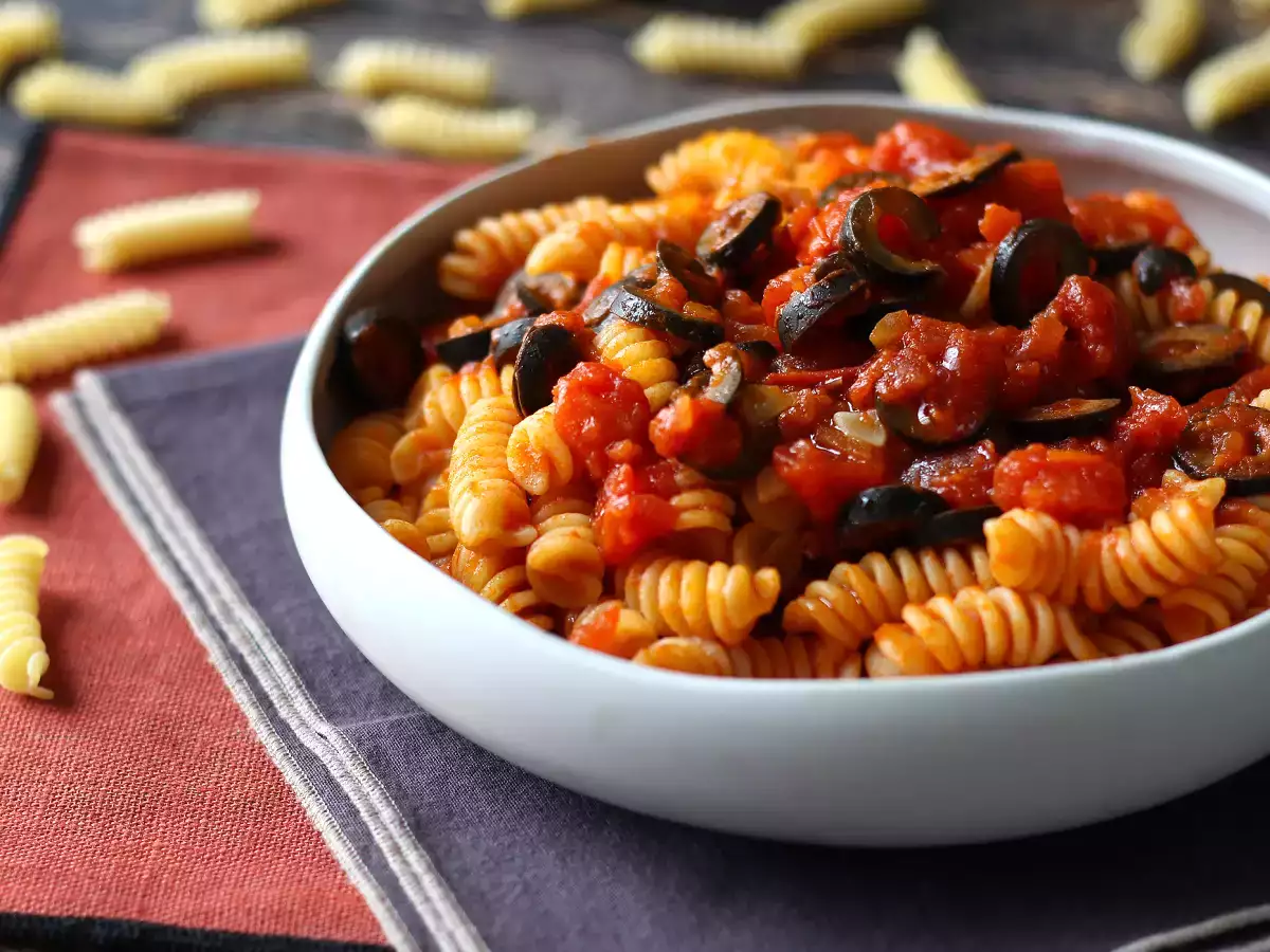 Pasta oliivikastikkeella: edullinen, maukas ja helppo valmistaa!