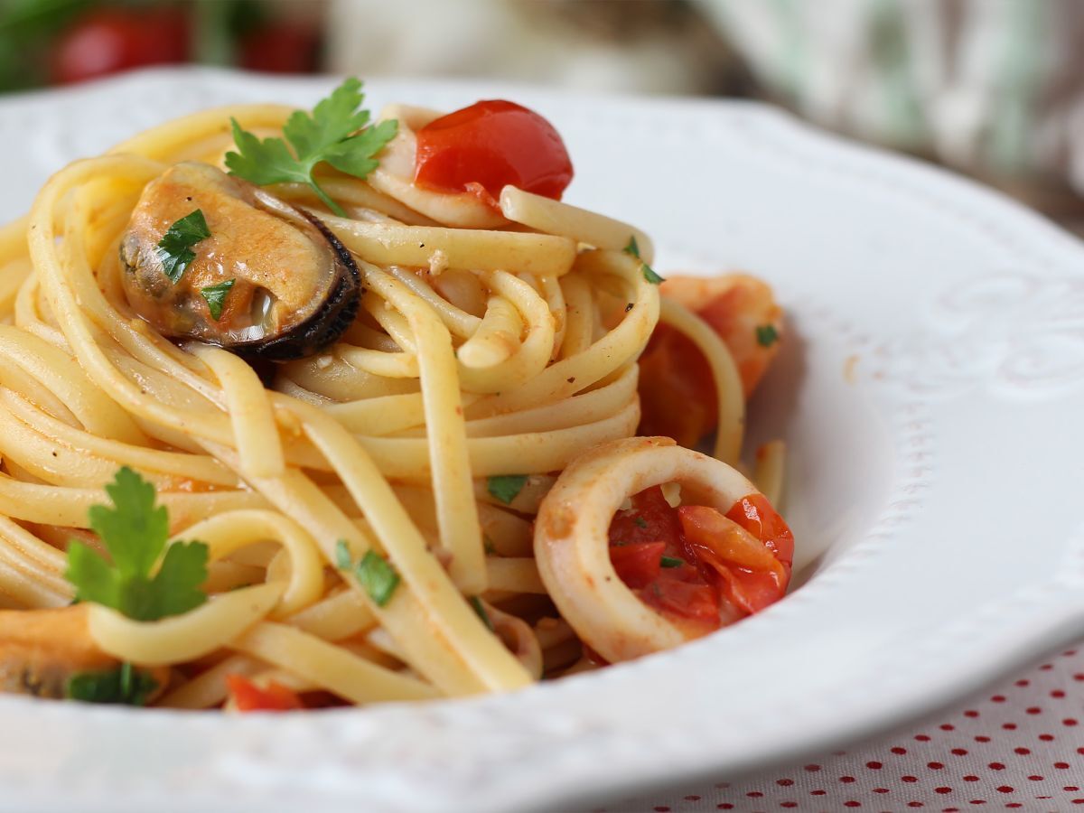 Pasta pakastettujen merenelävien kanssa, maukas ja erittäin nopea ensimmäinen ruokalaji - kuva 2