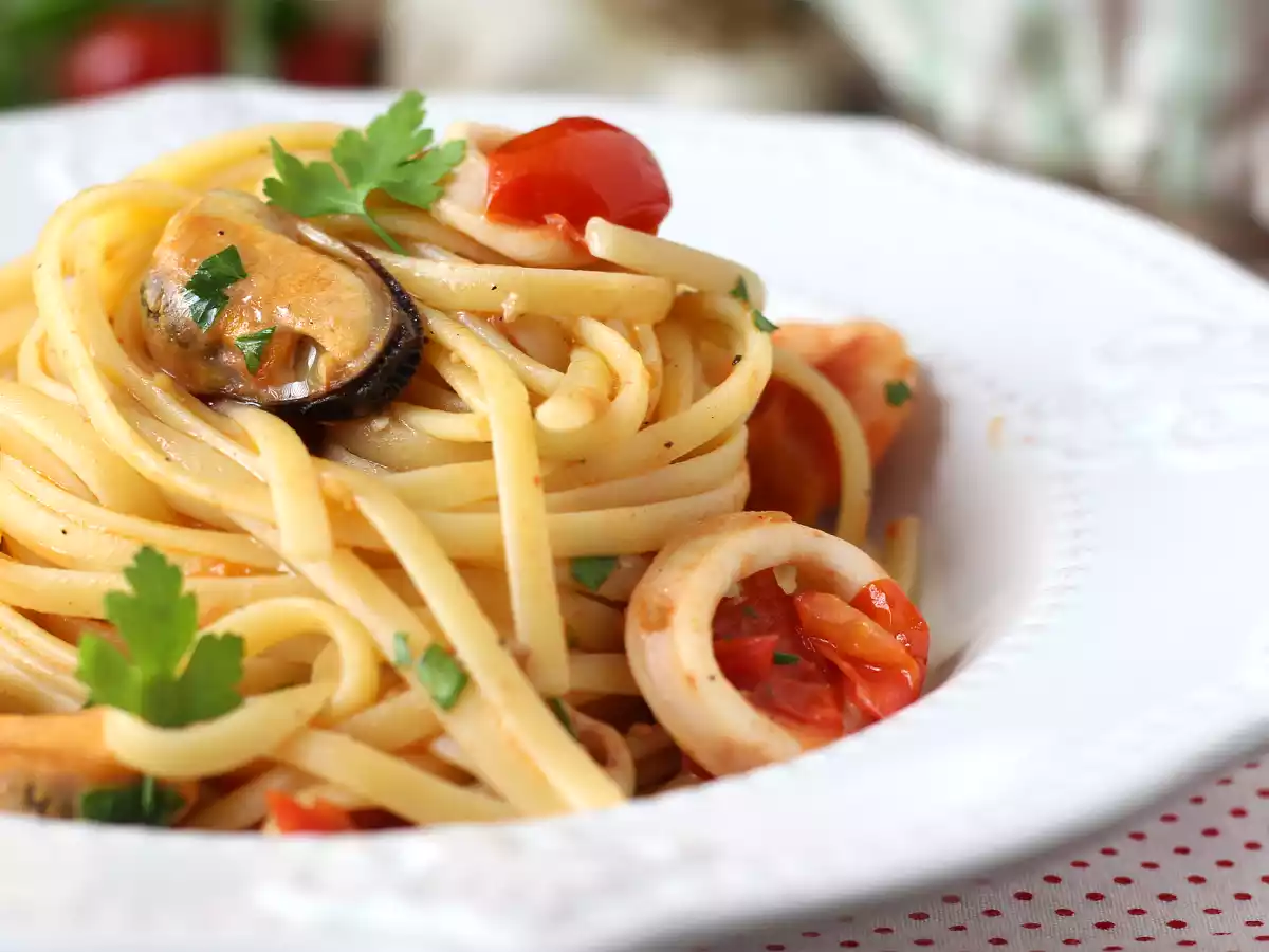 Pasta pakastettujen merenelävien kanssa, maukas ja erittäin nopea ensimmäinen ruokalaji - kuva 2