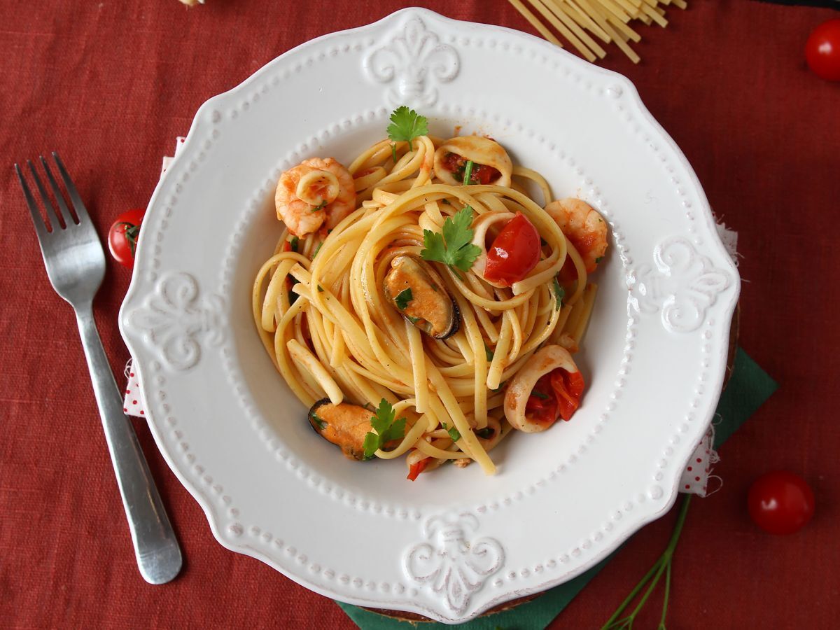 Pasta pakastettujen merenelävien kanssa, maukas ja erittäin nopea ensimmäinen ruokalaji - kuva 5