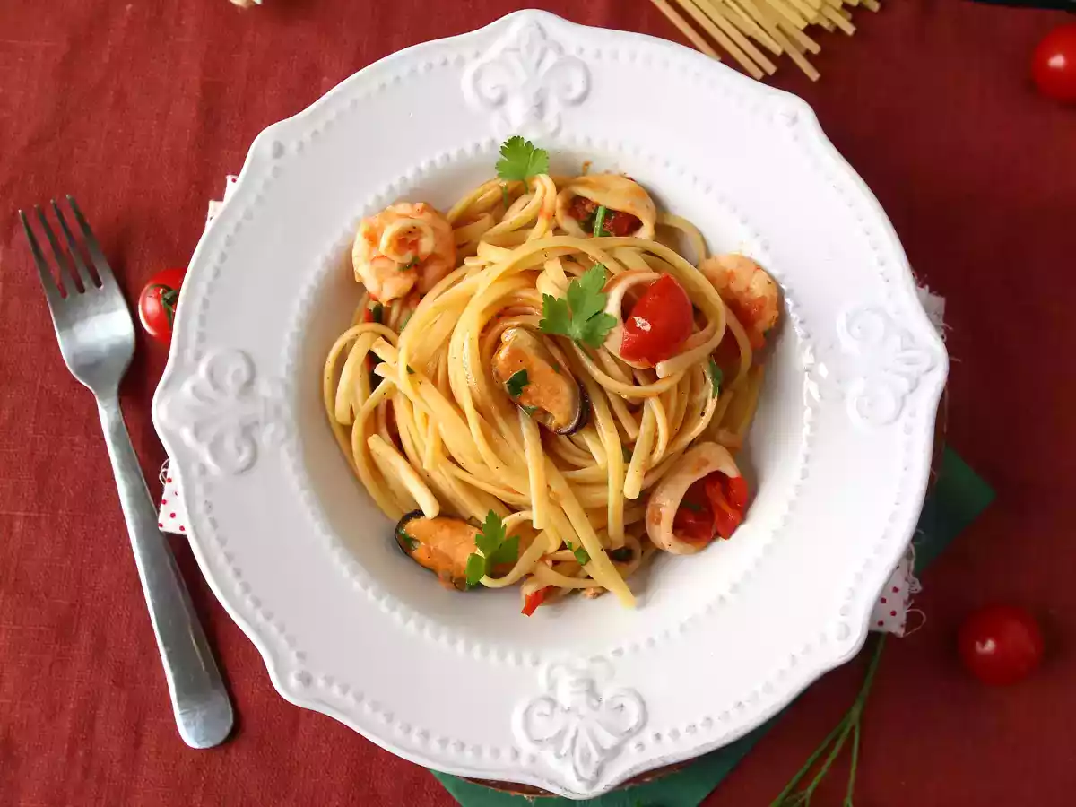 Pasta pakastettujen merenelävien kanssa, maukas ja erittäin nopea ensimmäinen ruokalaji - kuva 5