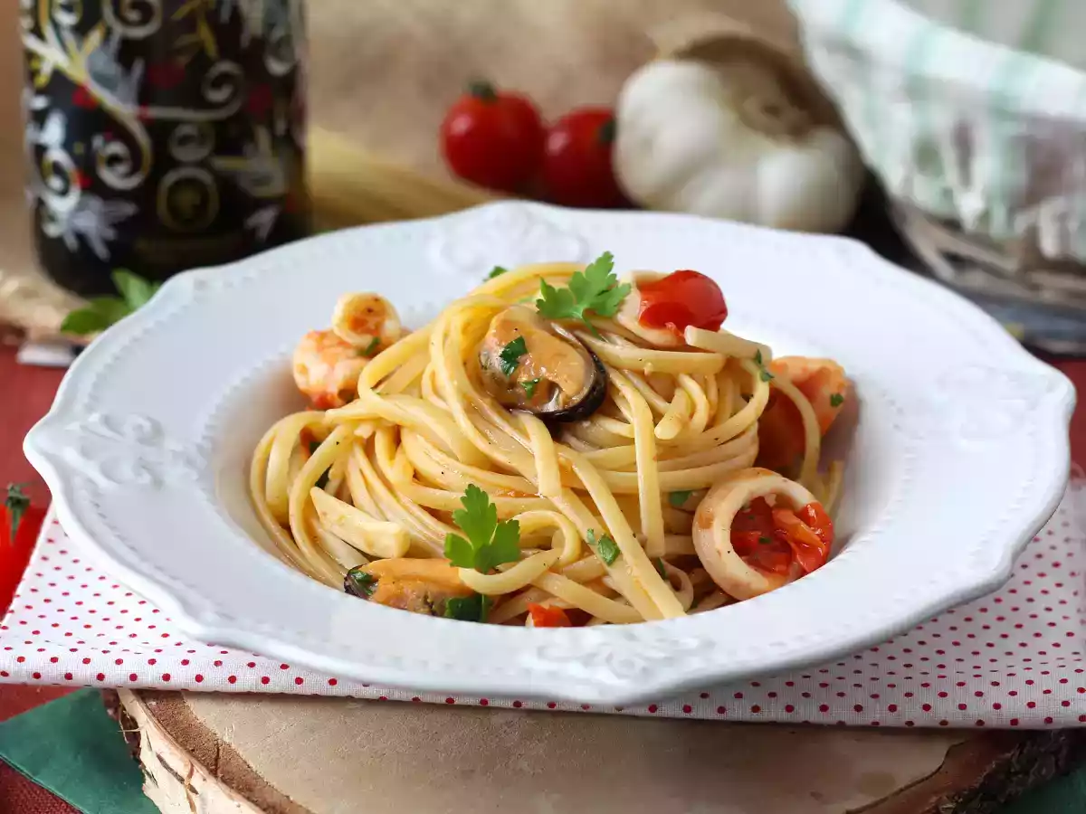 Pasta pakastettujen merenelävien kanssa, maukas ja erittäin nopea ensimmäinen ruokalaji - kuva 6