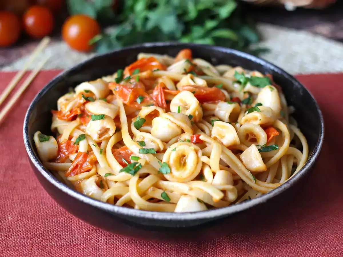 Pasta pakastetun kalmarin ja kirsikkatomaattien kanssa: yksinkertainen ja maukas resepti - kuva 4