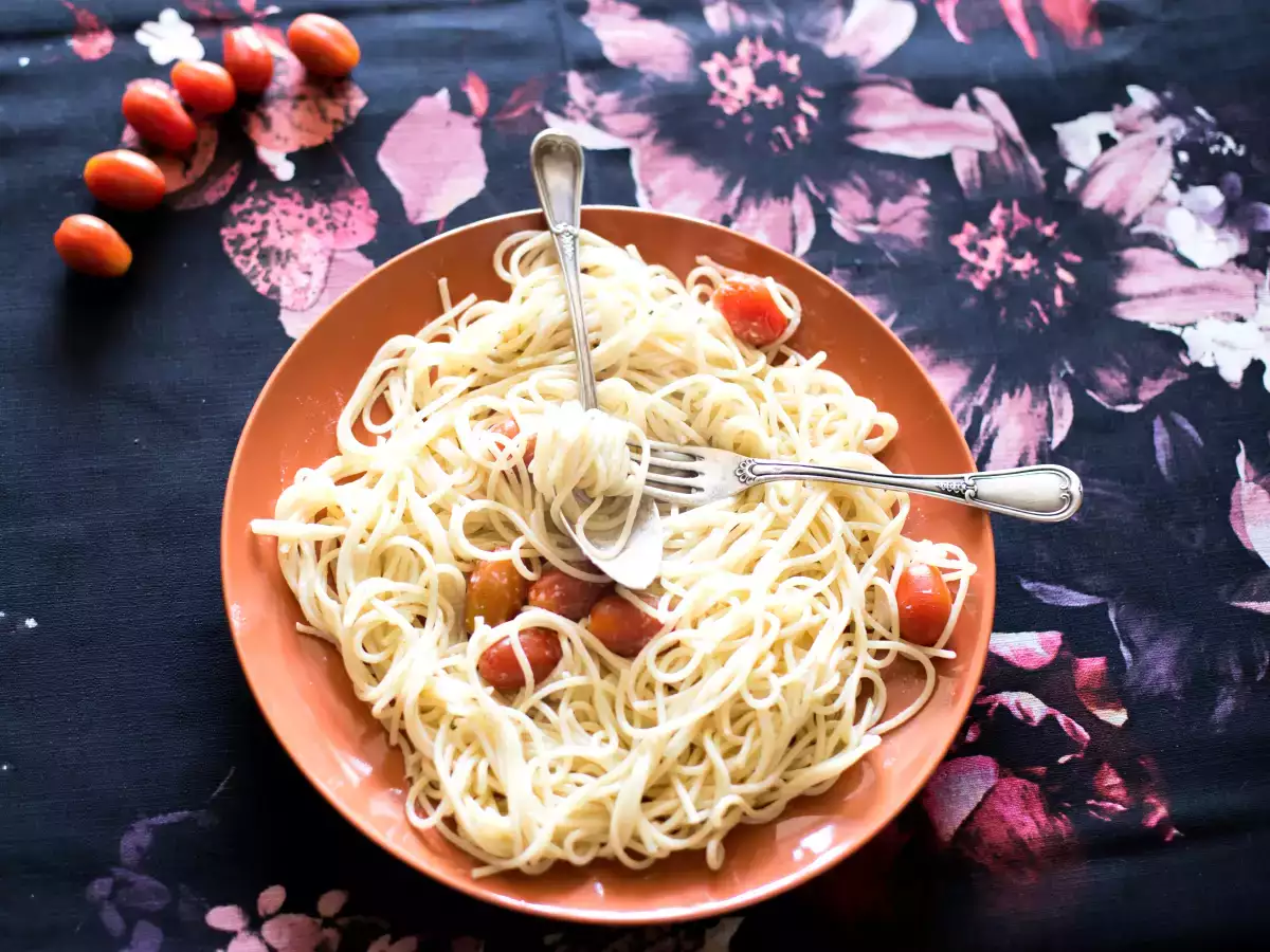 Pasta parmesaanikastikkeella ja kirsikkatomaateilla