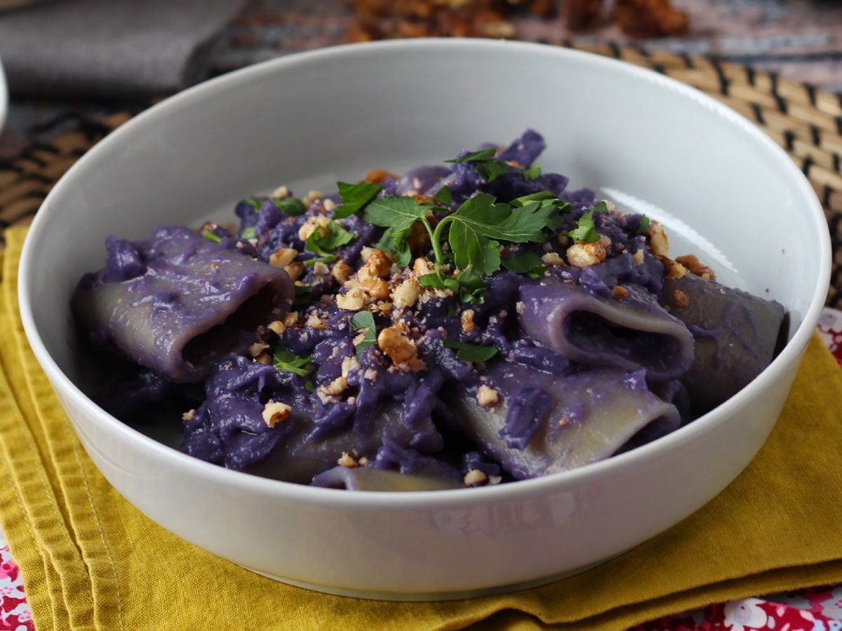 Pasta punakaalilla ja saksanpähkinöillä, kaunis ja helppo valmistaa oleva pääruoka.