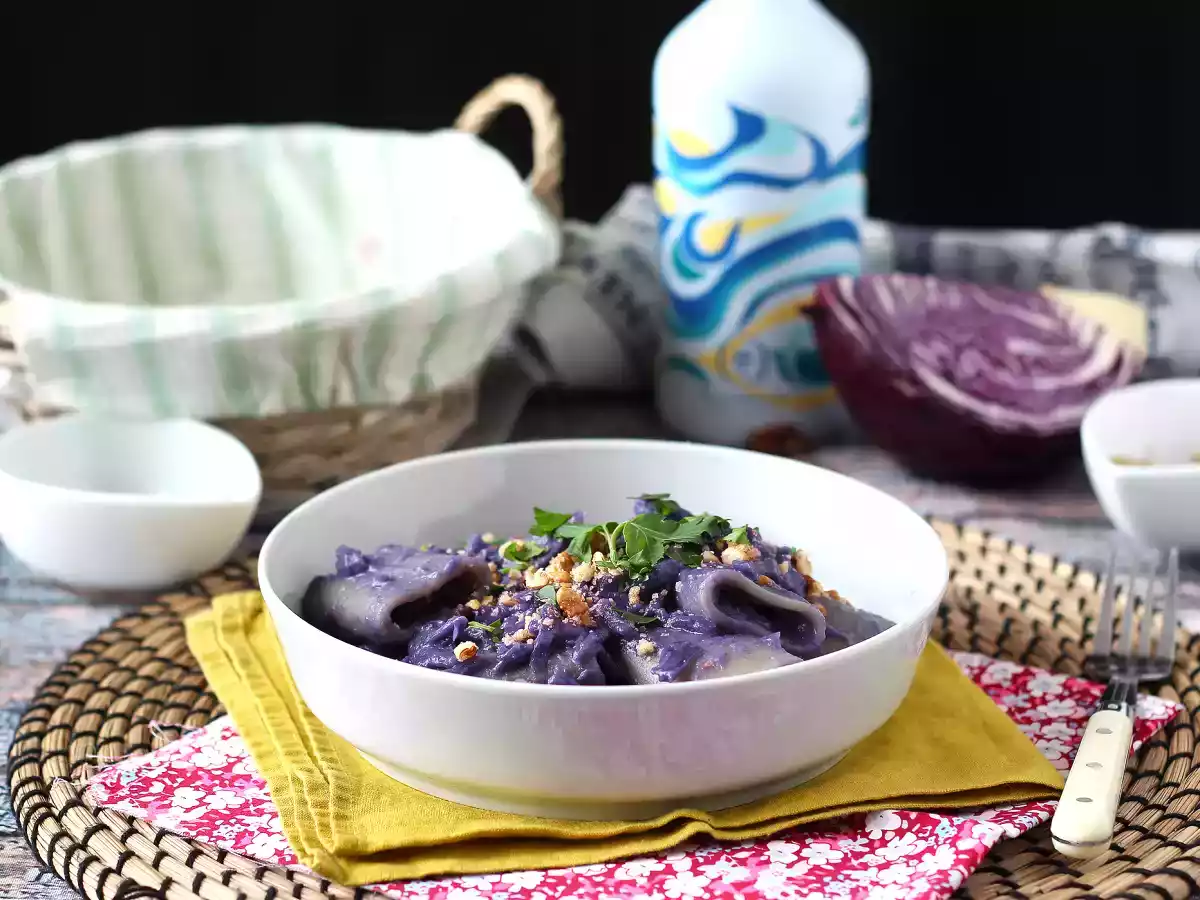 Pasta punakaalilla ja saksanpähkinöillä, kaunis ja helppo valmistaa oleva pääruoka. - kuva 2