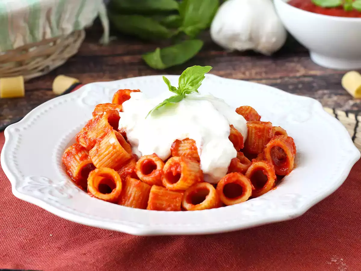 Pasta stracciatellan ja kermaisen tomaatin kanssa: ensimmäinen kurssi valmis 10 minuutissa. - kuva 2