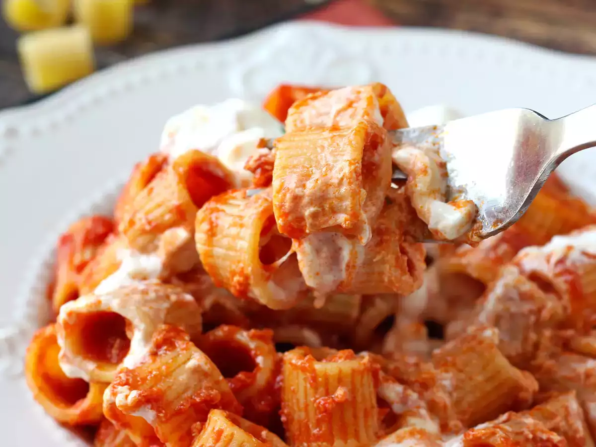 Pasta stracciatellan ja kermaisen tomaatin kanssa: ensimmäinen kurssi valmis 10 minuutissa. - kuva 3