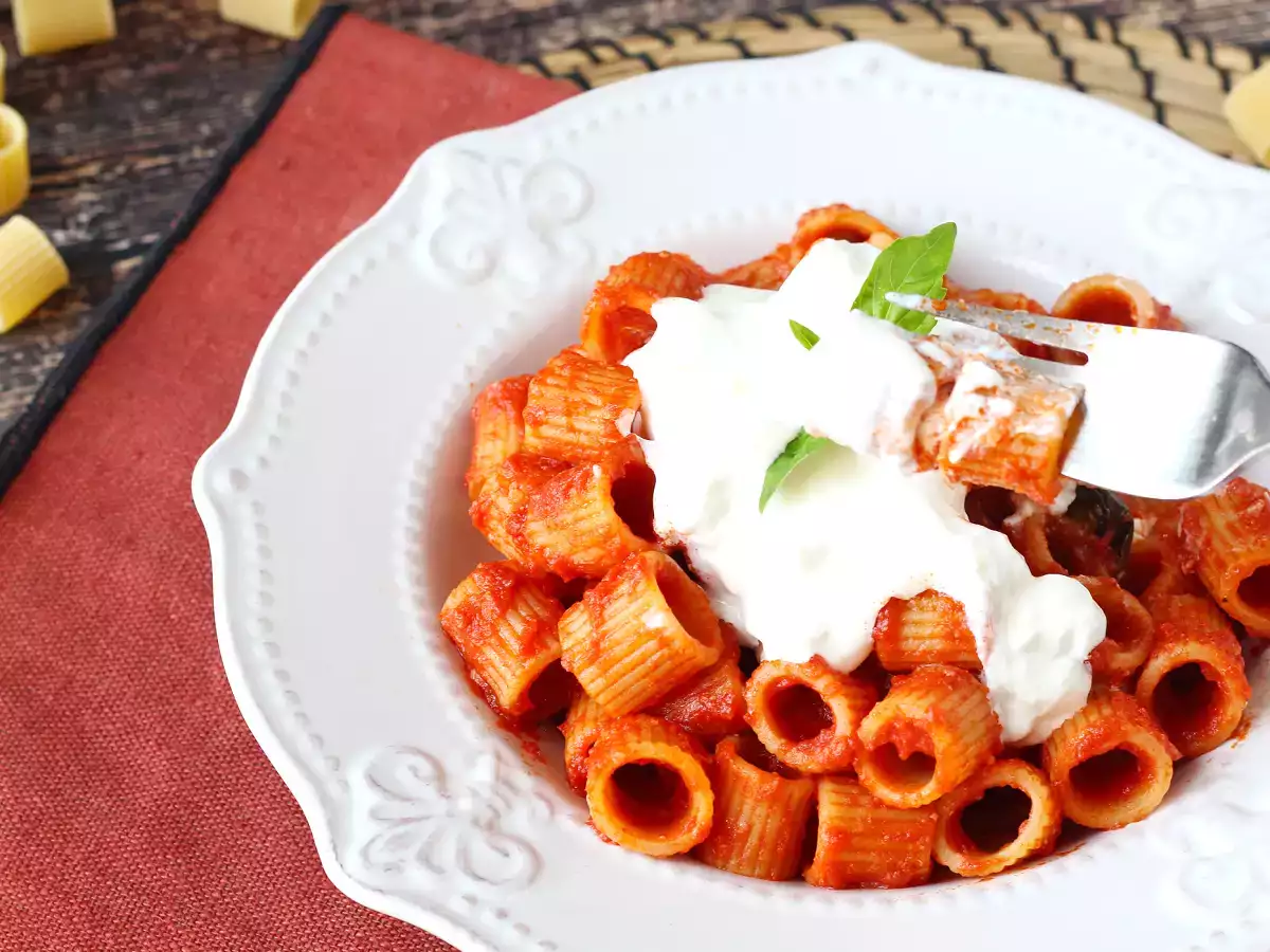 Pasta stracciatellan ja kermaisen tomaatin kanssa: ensimmäinen kurssi valmis 10 minuutissa. - kuva 4