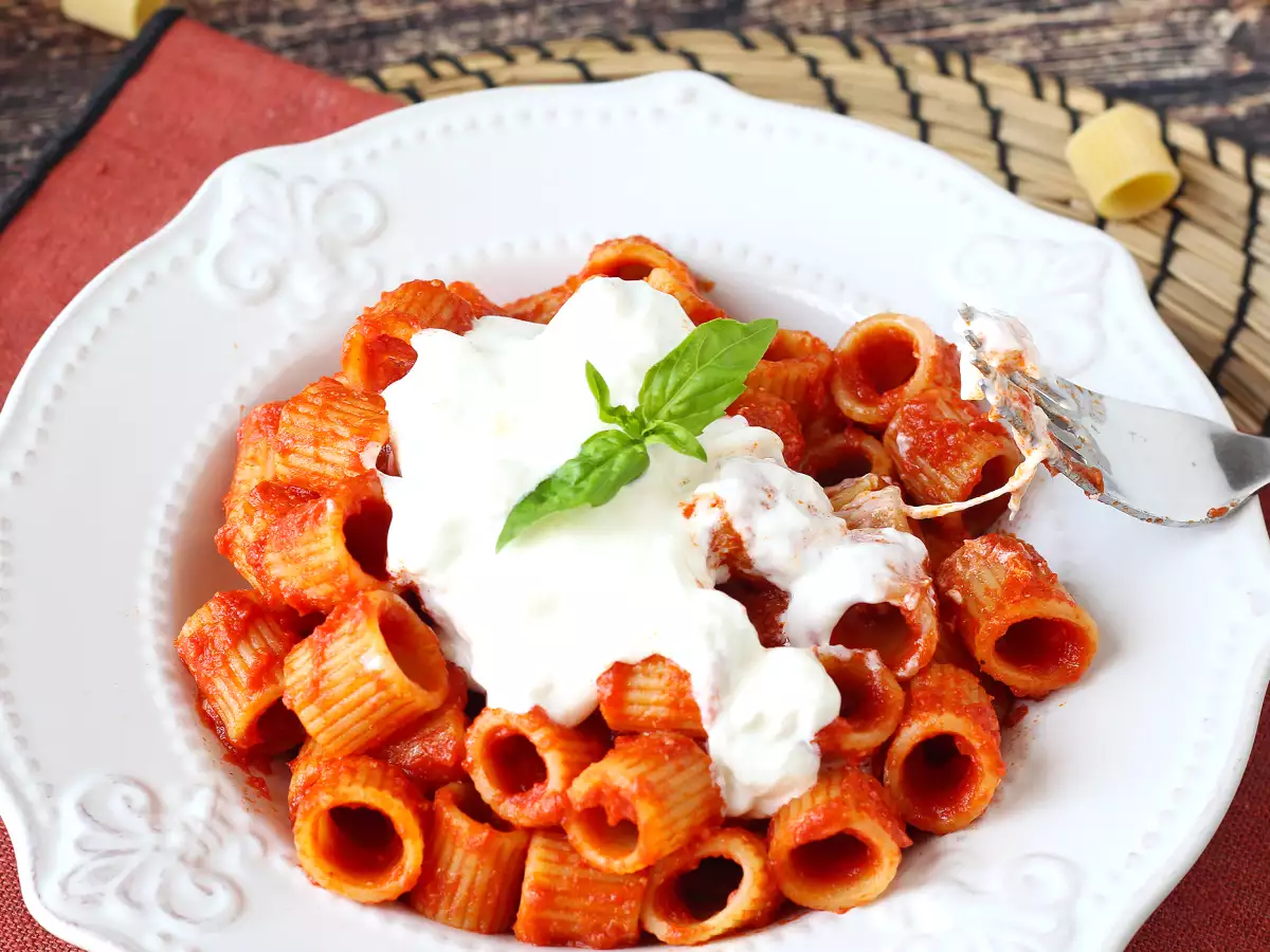 Pasta stracciatellan ja kermaisen tomaatin kanssa: ensimmäinen kurssi valmis 10 minuutissa. - kuva 5
