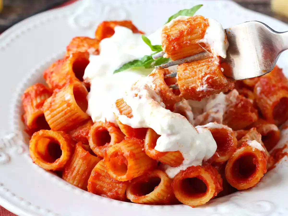 Pasta stracciatellan ja kermaisen tomaatin kanssa: ensimmäinen kurssi valmis 10 minuutissa. - kuva 6